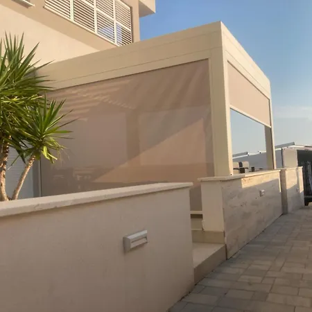 Mondee Apartman *