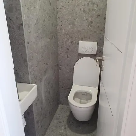 Mondee Apartman
